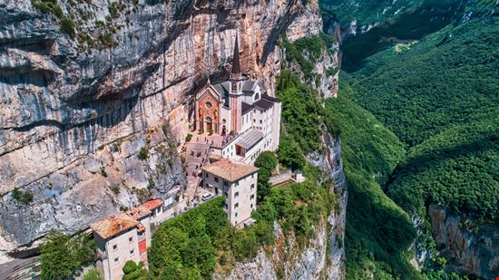 Santuario Madonna della Corona Scatti dal santuario nella roccia Shutterstock.com 